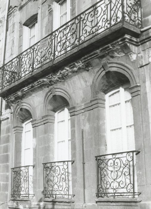 façade sur l’allée de Turenne, détail des ferronneries du balcon et des appuis de fenêtre