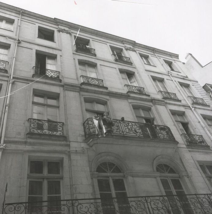 façade sur rue, vue partielle