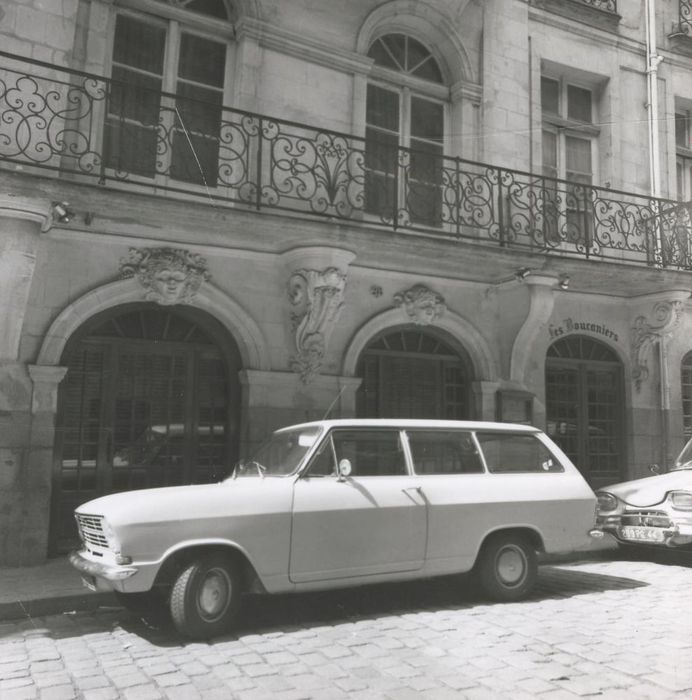 façade sur rue, vue partielle