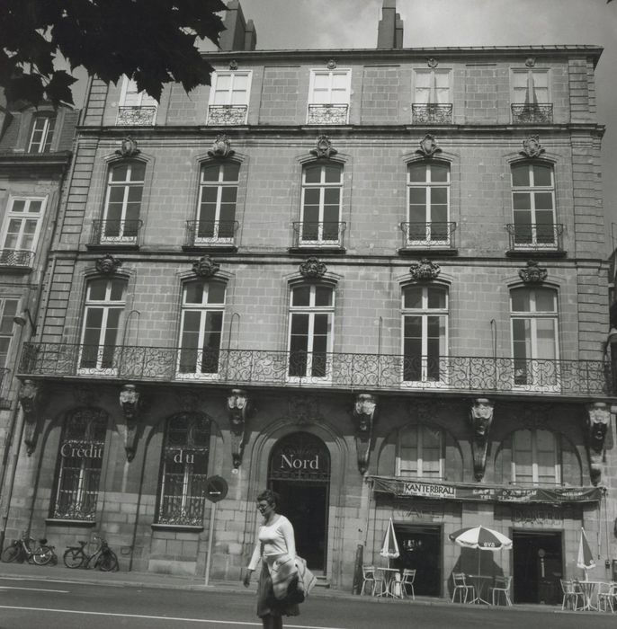 façade sur la place de la Petite Hollande