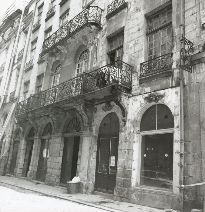 façade sur rue, vue partielle