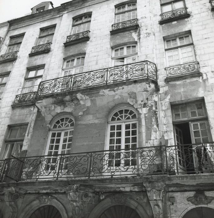 façade sur rue, vue partielle