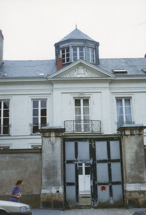 façade depuis la rue, vue partielle