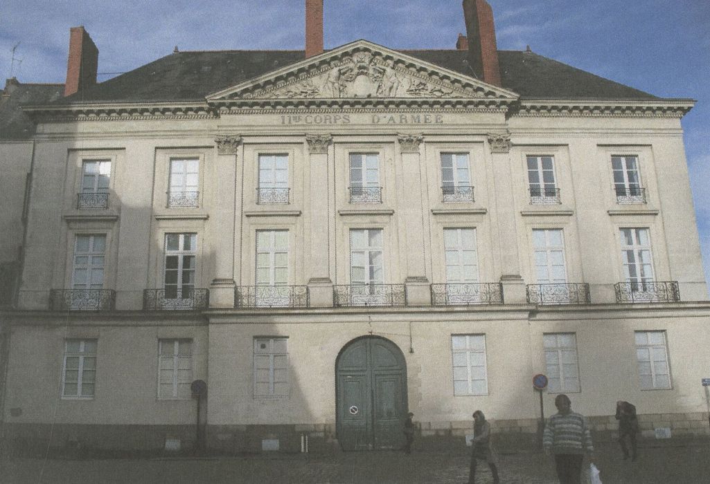 façade sur la place (document numérisé)