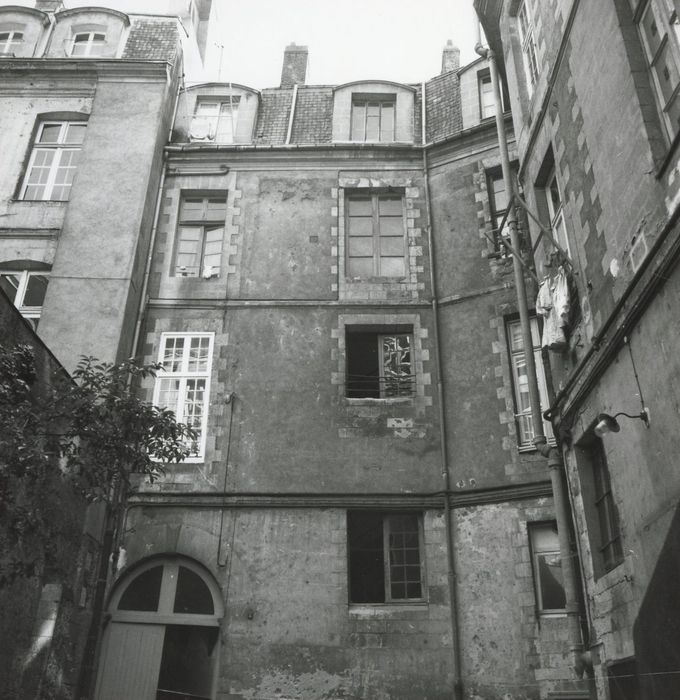 façades sur cour, vue partielle