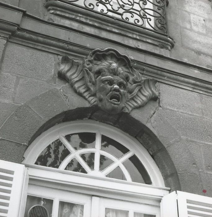 façade sur rue, détail d’un mascaron