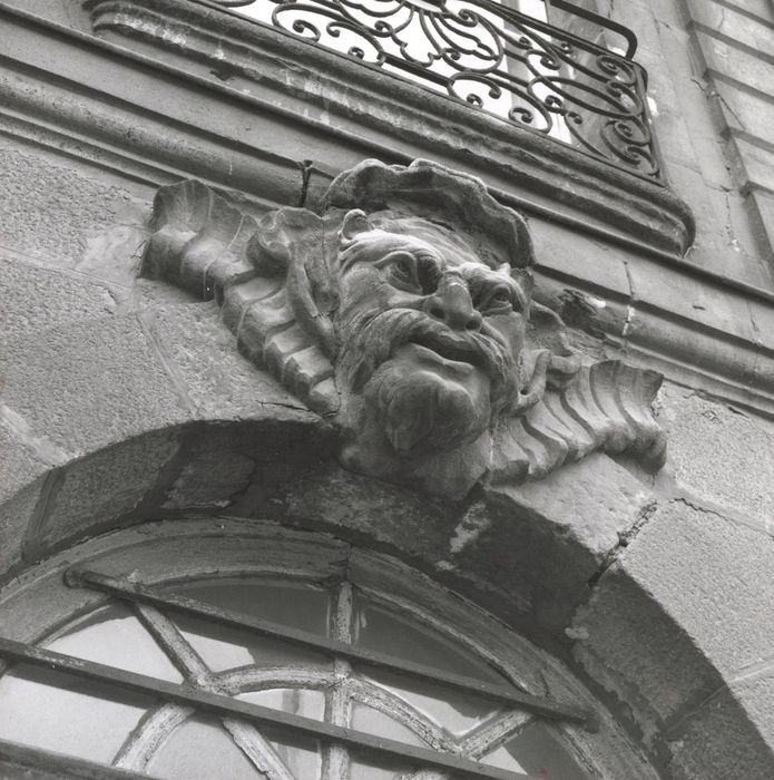 façade sur rue, détail d’un mascaron