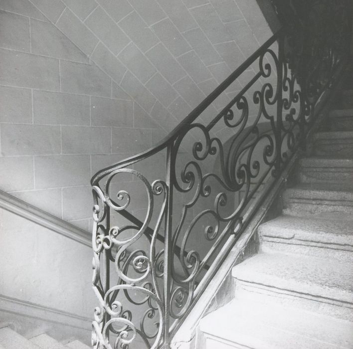 escalier monumental, détail de la rampe en fer forgé