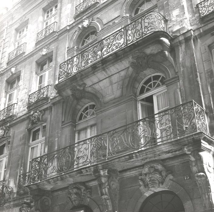 façade sur rue, vue partielle