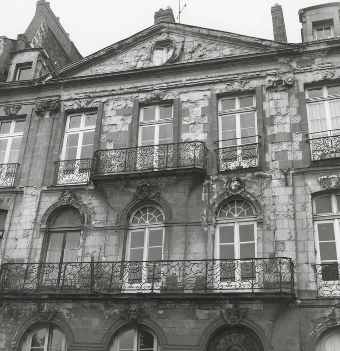 façade sur rue, vue partielle