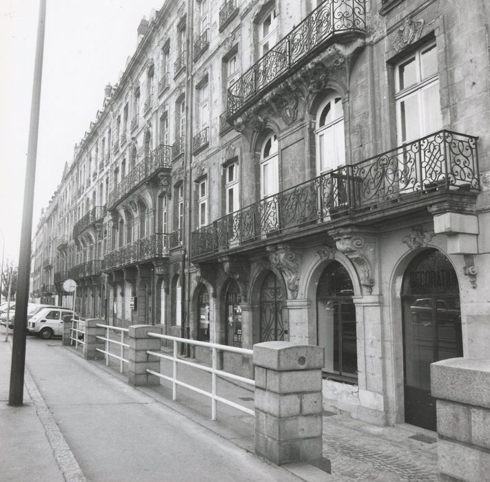 façade sur rue, vue partielle