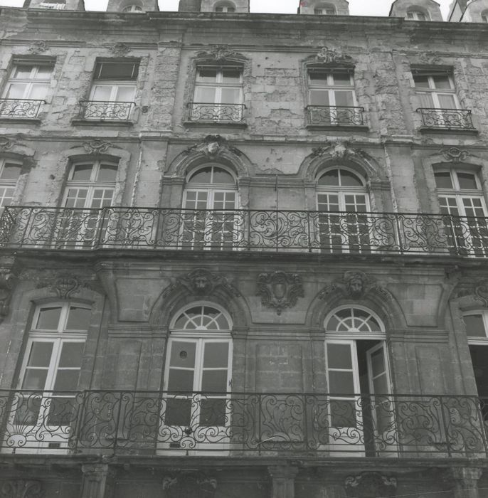 façade sur rue, vue partielle