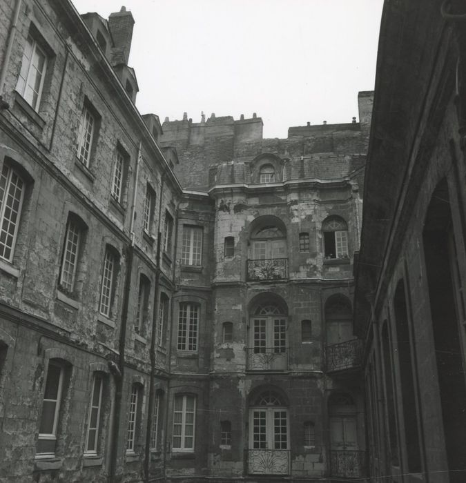 façades sur cour, vue partielle