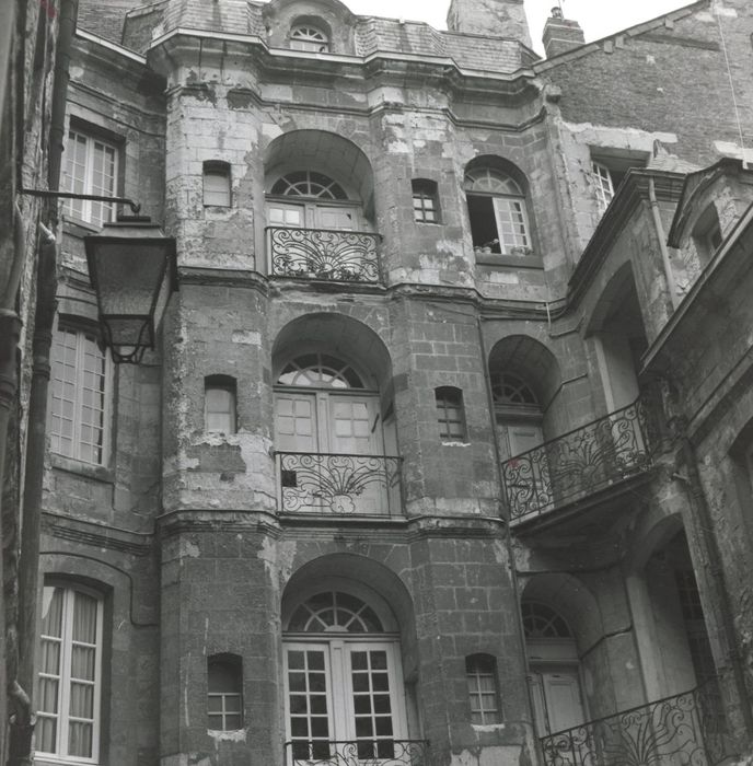 façades sur cour, vue partielle