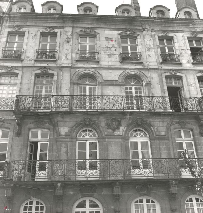 façade sur rue, vue partielle