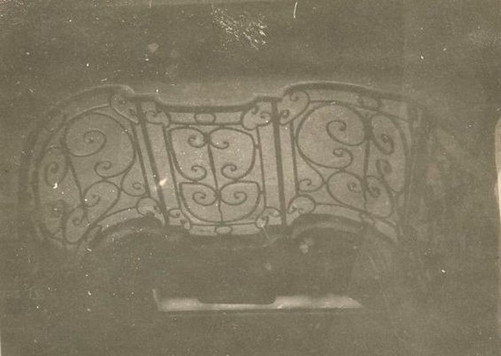 palier de l’escalier, détail de la rampe en fer forgé