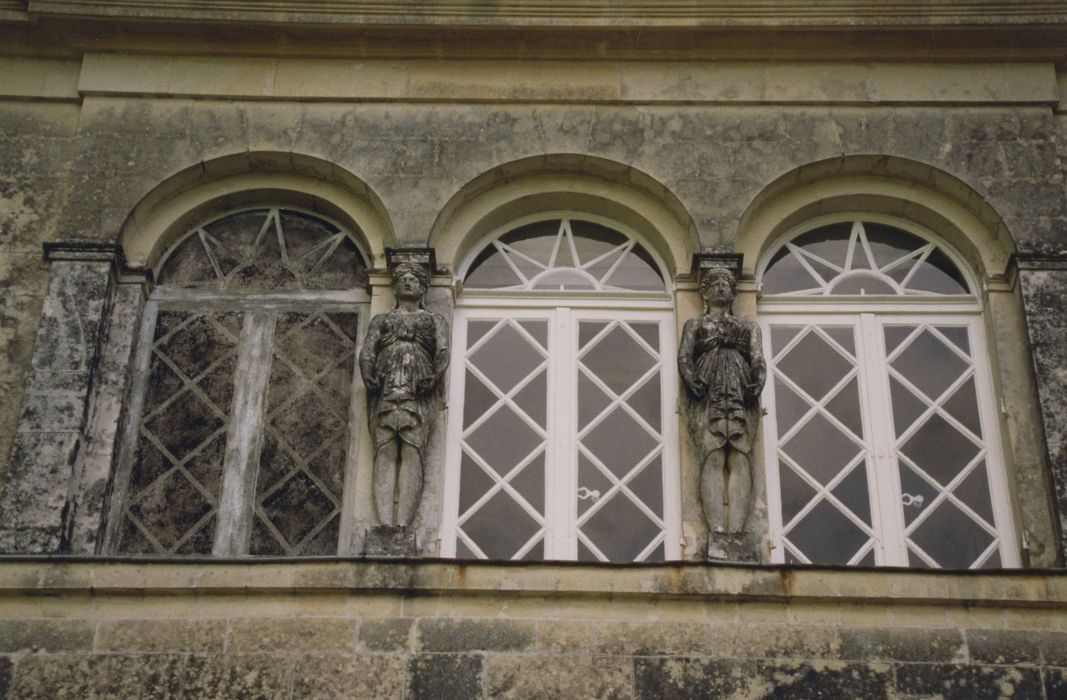 façade ouest, détail des baies de la travée centrale du 1er étage