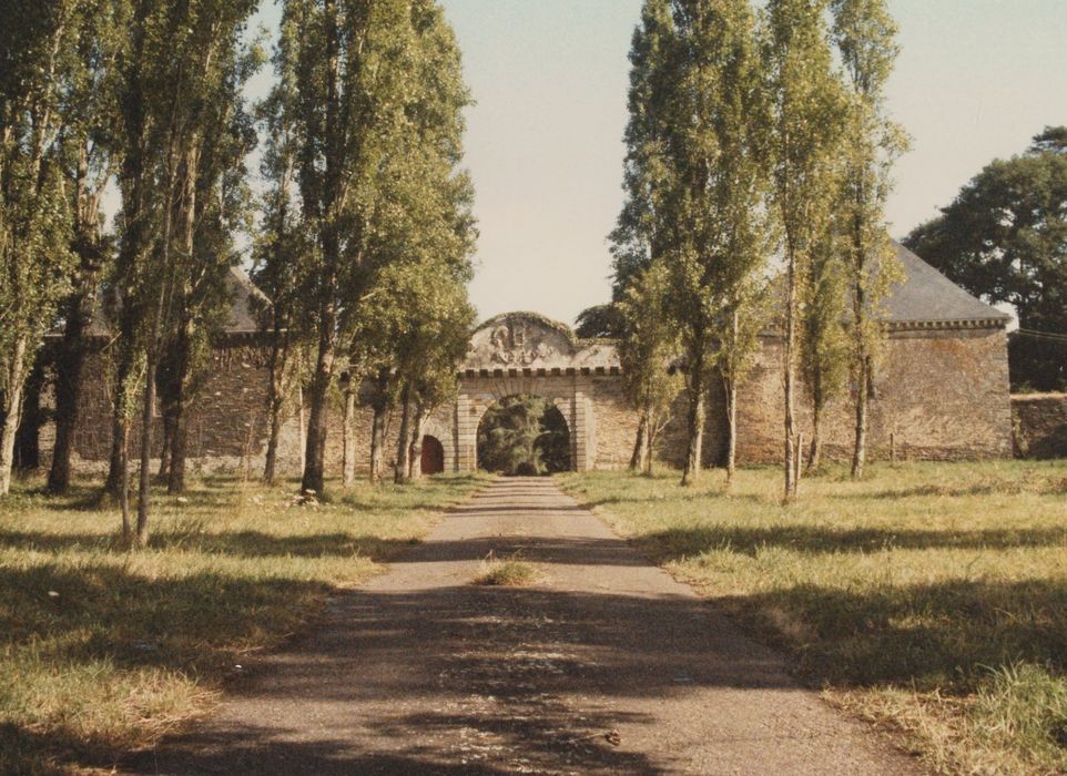 porche d’accès sud à la cour des communs