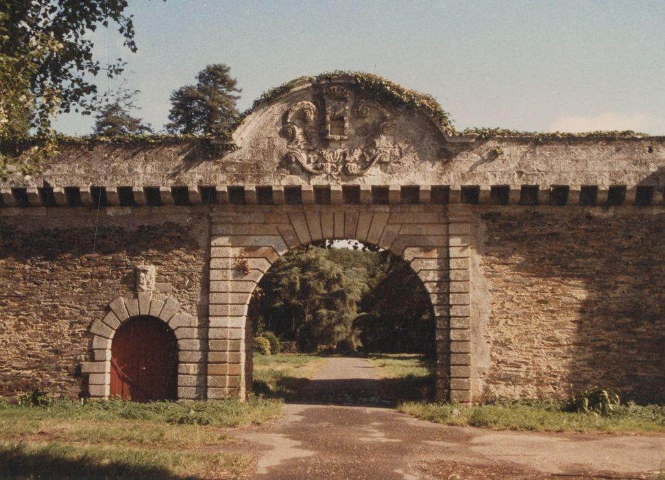 porche d’accès sud à la cour des communs