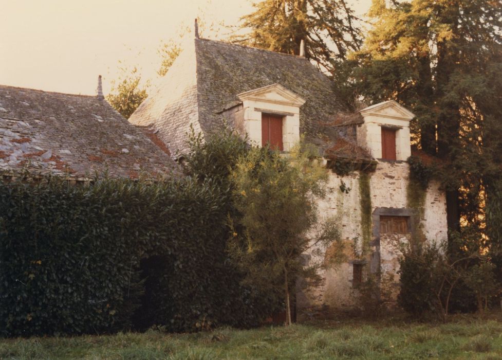 communs ouest, façade est, vue partielle