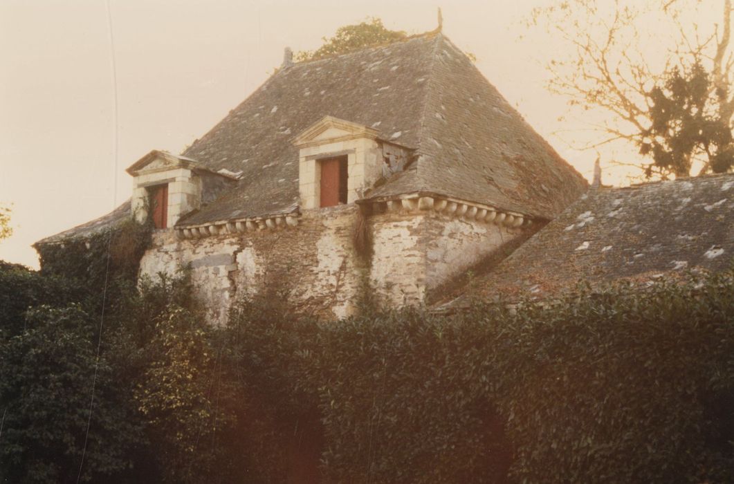 communs ouest, façade est, vue partielle