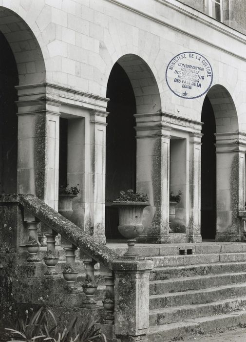 façade sud, galerie du rez-de-chaussée, vue partielle