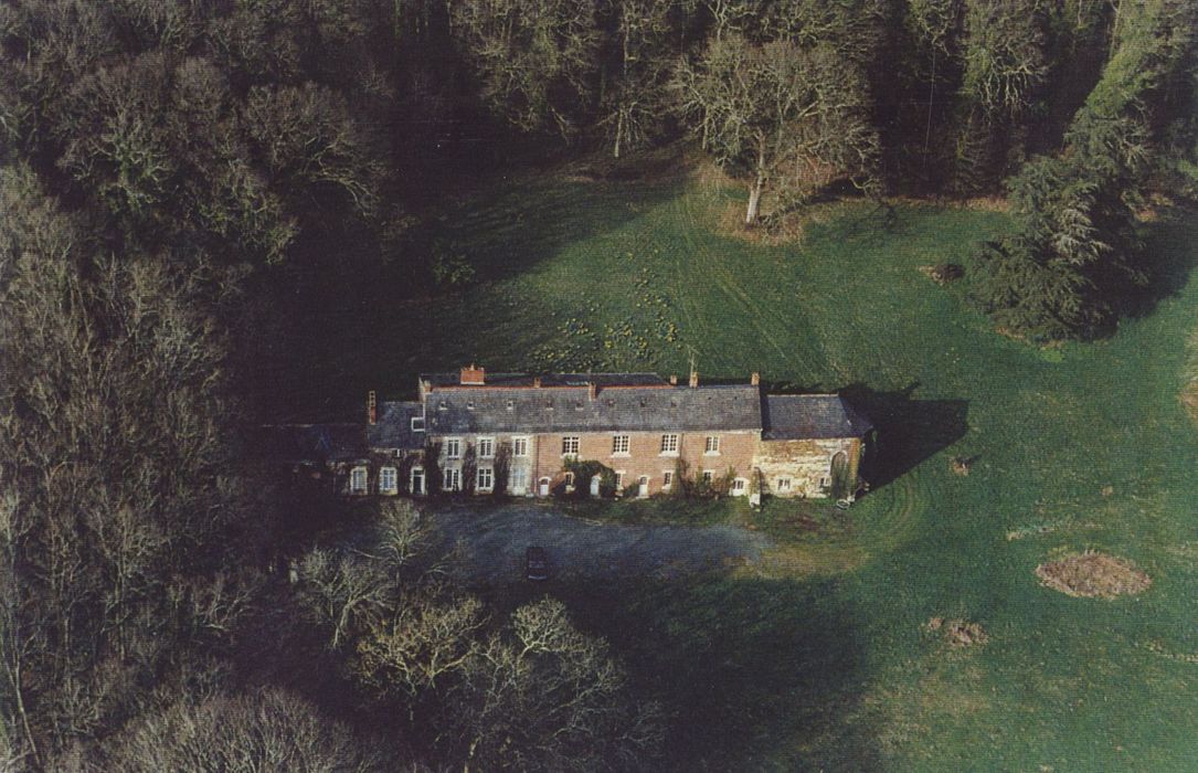 vue aérienne de la chapelle dans son environnement (document numérisé)