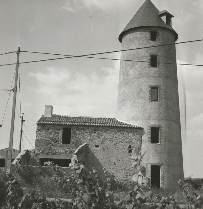 vue générale du moulin avec le bâtiment de la boulangerie