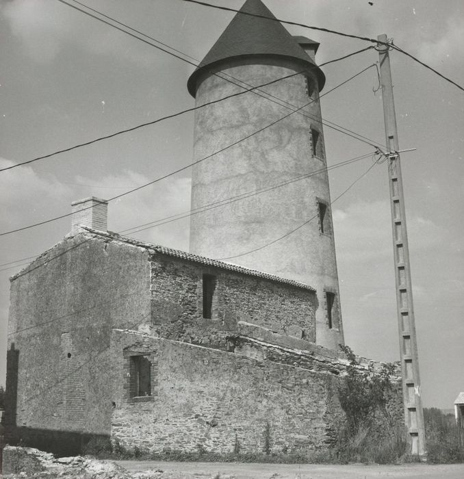 vue générale du moulin et de ses dépendances depuis la voie communale