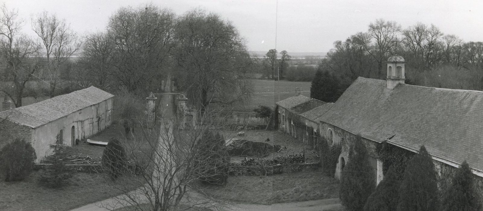 cour des communs depuis la travée centrale du château