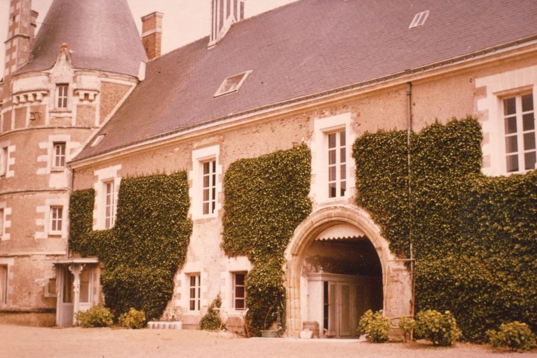 aile latérale, façade sur cour, vue partielle