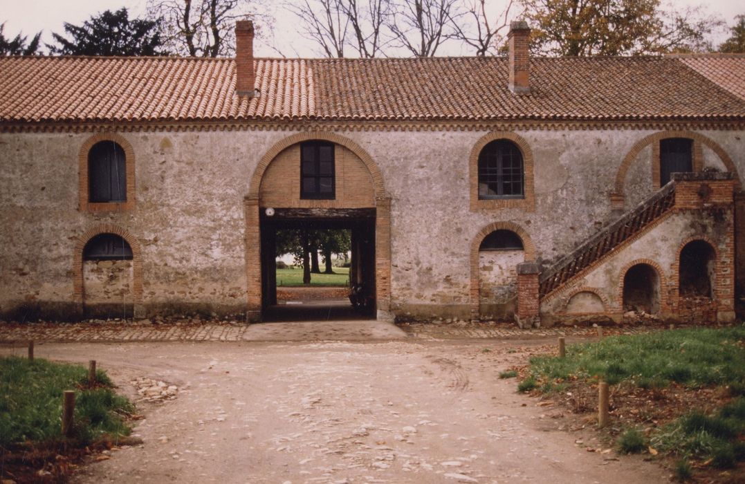 aile ouest, façade est (chais, greniers), vue partielle