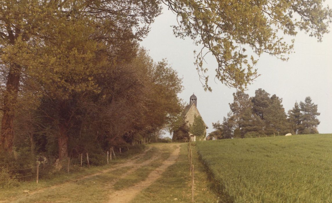 vue générale de la chapelle dans son environnement depuis l’Est