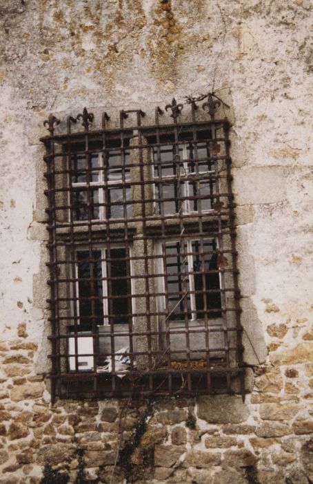 façade sud-est, détail d’une baie et de sa grille au rez-de-chaussée