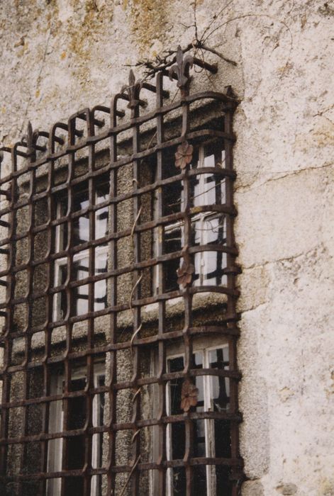 façade sud-est, baie et sa grille au rez-de-chaussée, détail