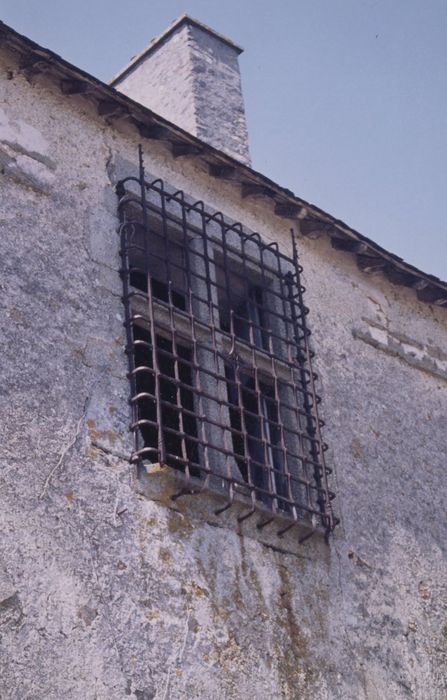 façade sud-est, détail d’une baie et de sa grille du 1er étage