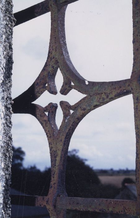 façade sud-est, grille de la baie du 1er étage, détail