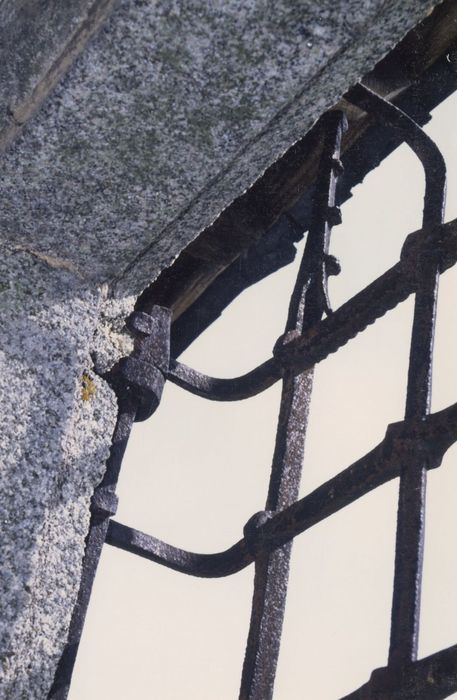 façade sud-est, grille de la baie du 1er étage, détail