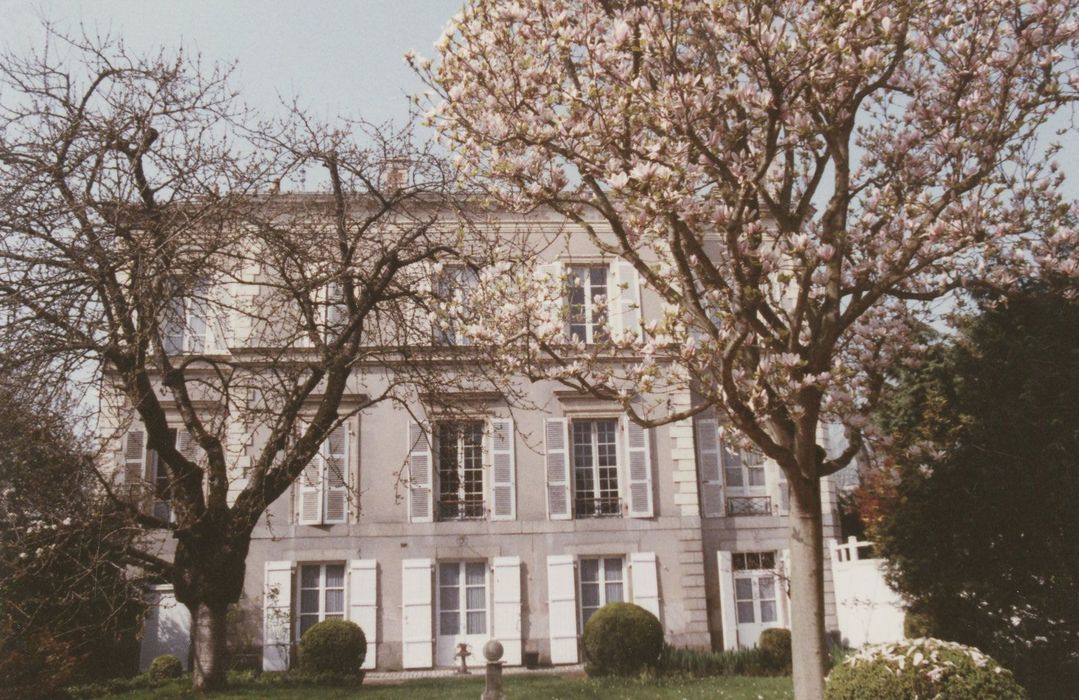 façade sur jardin, vue partielle