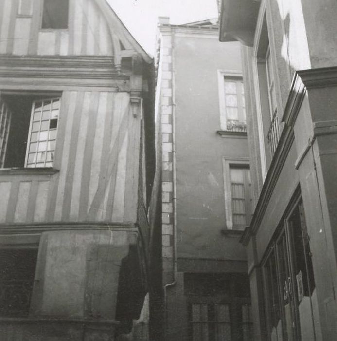 façades sur rue, vue partielle