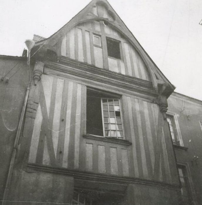 façade sur rue, vue partielle