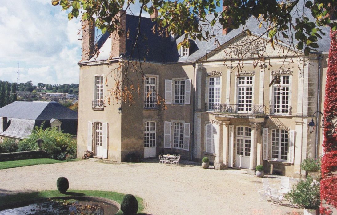 façade sur cour, vue partielle