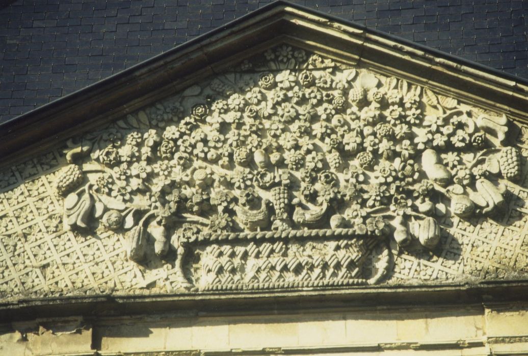 Façade sur cour, détail du fronton