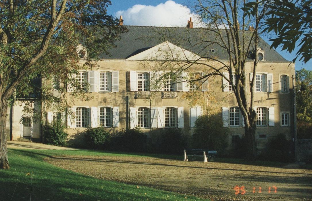 façade sur jardin, vue partielle