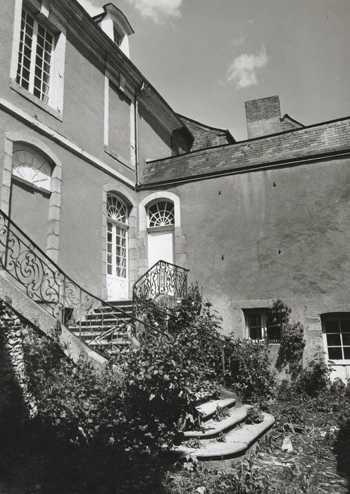 façades sur cour, vue partielle