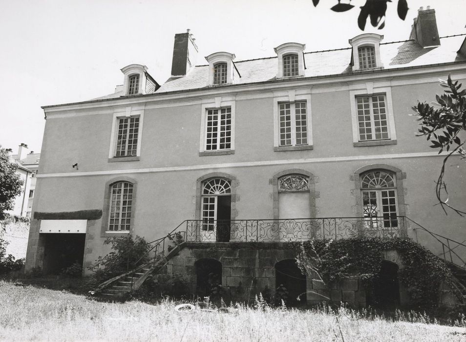 façade sur jardin, vue partielle