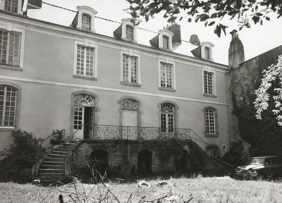 façade sur jardin, vue partielle