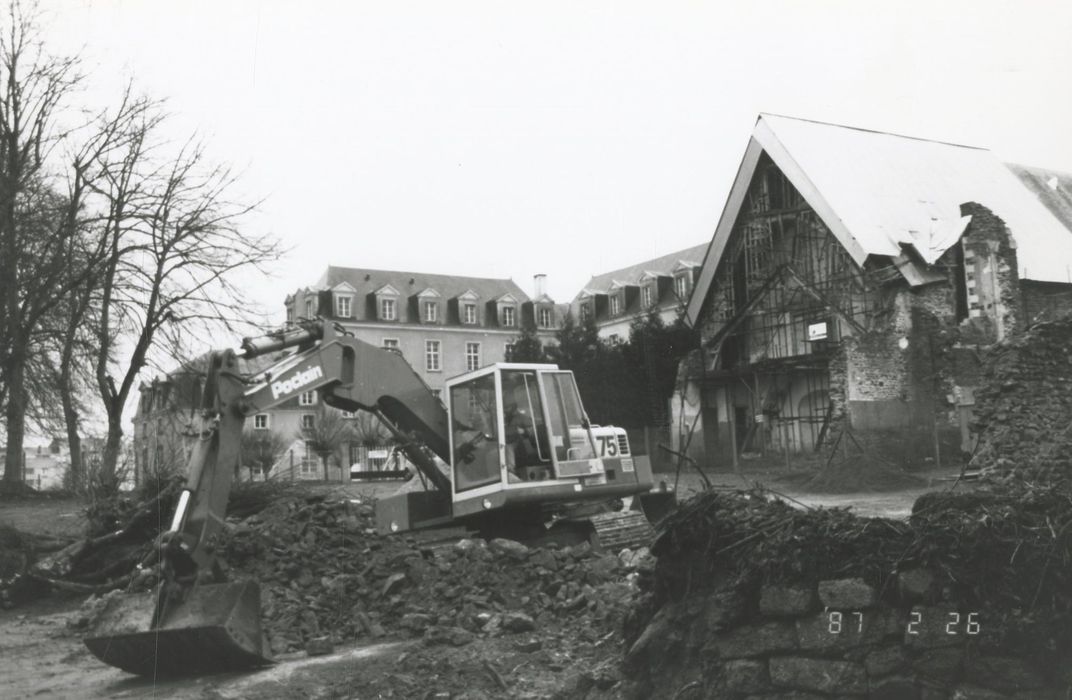 vue partielle de la chapelle dans son environnement urbain depuis le Sud-Est