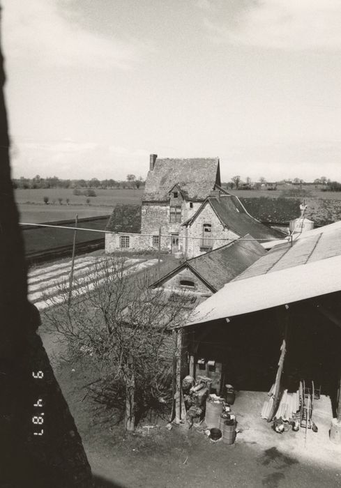 vue générale du logis dans son environnement