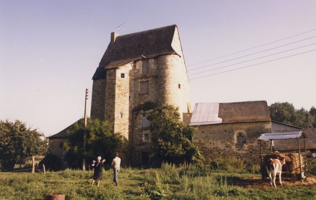 vue générale du château dans son environnement depuis le Sud